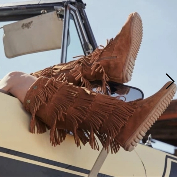 Minnetonka 5-Layer Fringe Boot - Picture 2 of 13